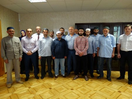 И.о. главы администрации Иса Нурмагомедов поздравил имамов мечетей сельских поселений с праздником Ураза-байрам.