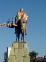 В Махачкале реставрируется памятник Махачу Дахадаеву