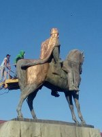 В Махачкале реставрируется памятник Махачу Дахадаеву