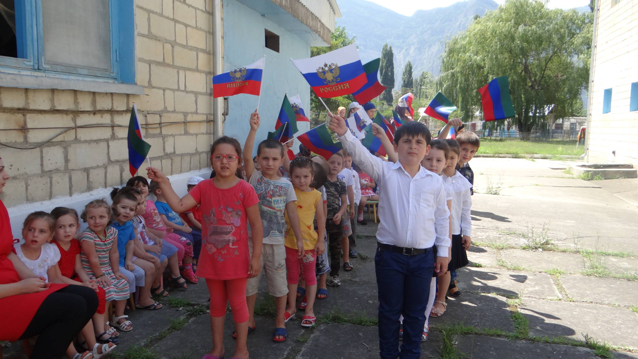В рамках празднования Дня Конституции Дагестана в МКДОУ №8 «Солнышко» провели мероприятие .