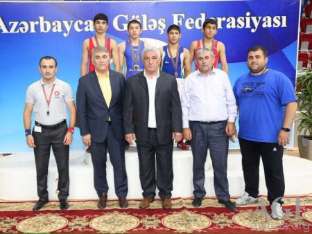 Российские борцы завоевали два золота на турнире в Азербайджане