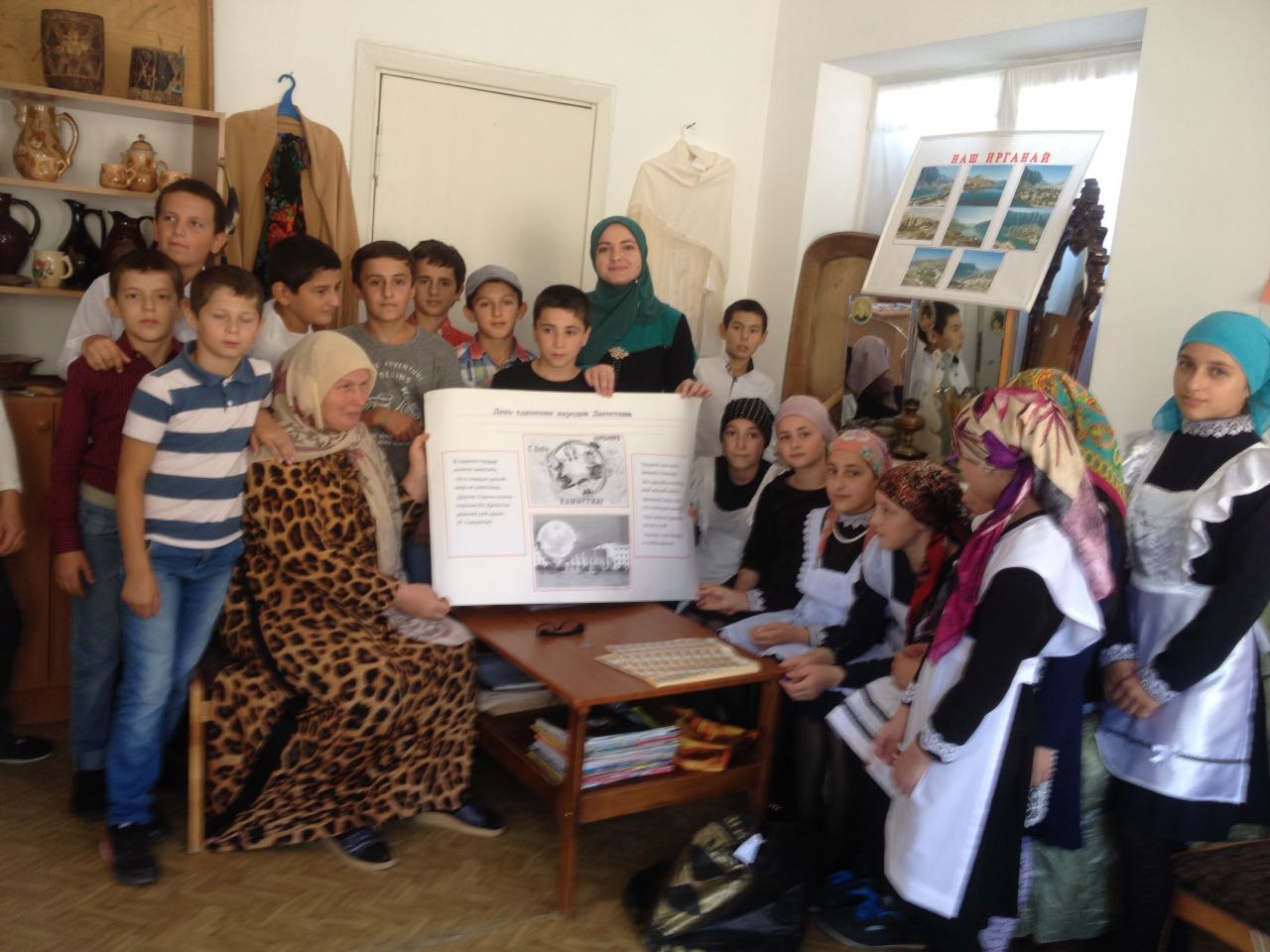 14 сентября в Центральной библиотеке для учащихся 11 классов Унцукульских общеобразовательных школ прошел библиотечный урок «Единством силен Дагестан».