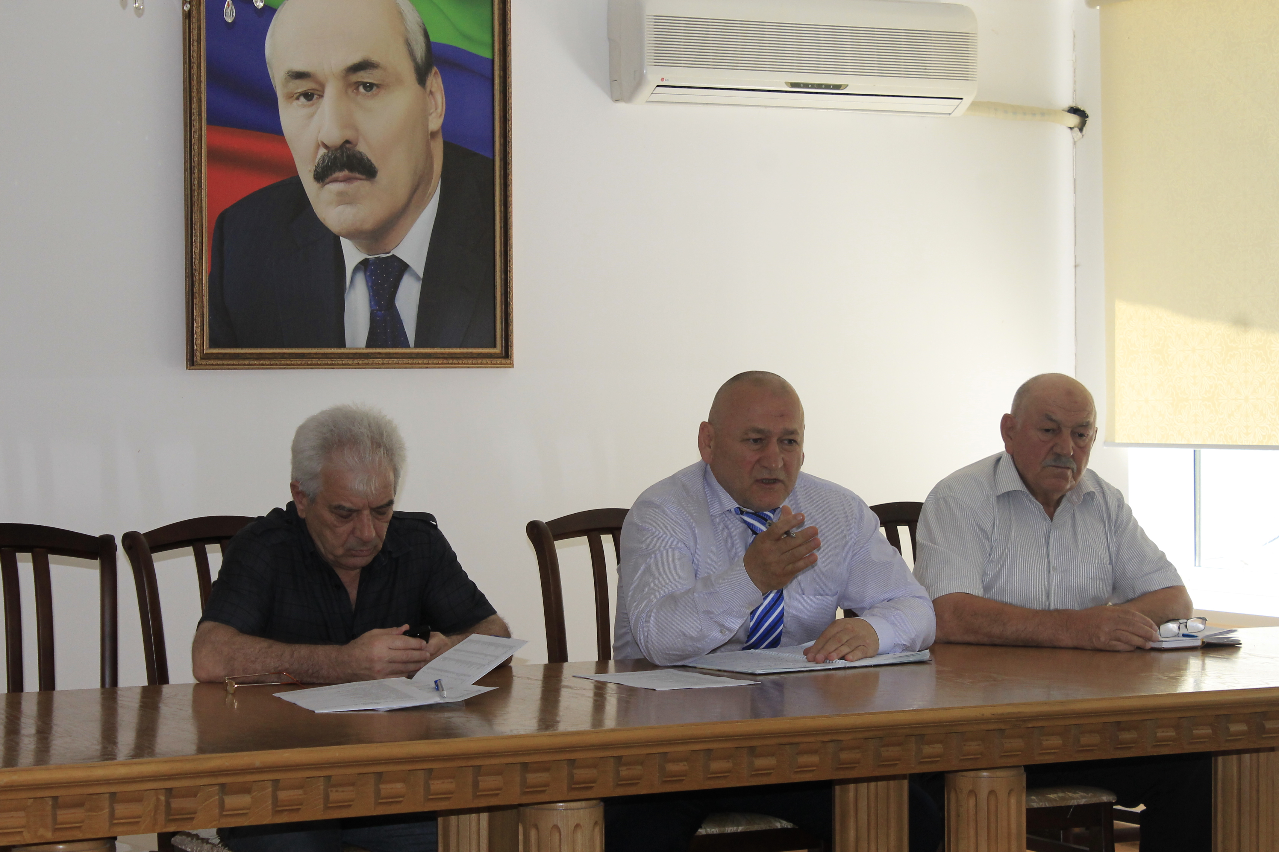 В Унцукульском районе прошло аппаратное совещание под руководством главы района Исы Нурмагомедова