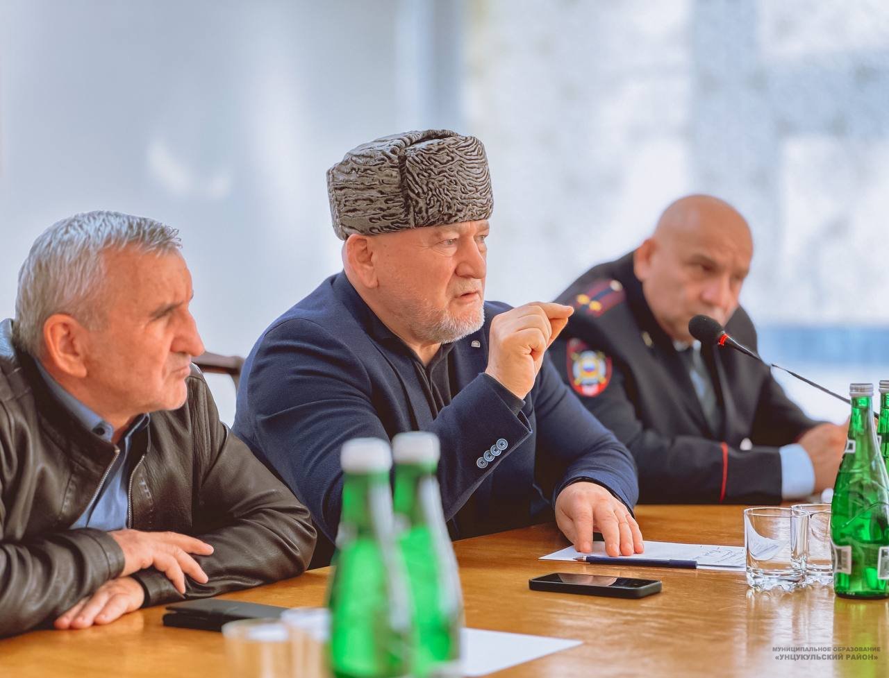 Иса Нурмагомедов провел экстренное совещание с главами поселений муниципалитета, представителями общественности, лидерами молодежи и директорами школ