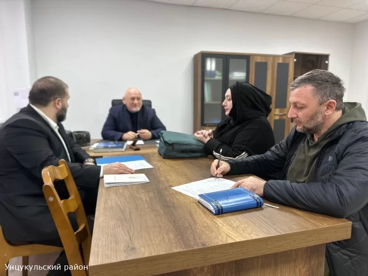 Глава района Иса Нурмагомедов встретился с Разият вдовой героически погибшего на СВО Шамиля Сидикбегова